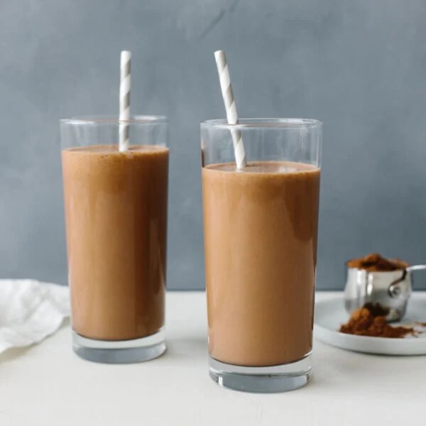 This chocolate collagen smoothie satisfies all your chocolate cravings and gives you a health boost with collagen peptides. With just 5 simple ingredients you’re sure to make this healthy smoothie again and again.